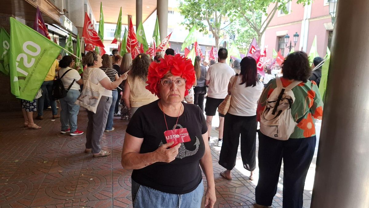 Milagros, delante de sus compañeras del sector.