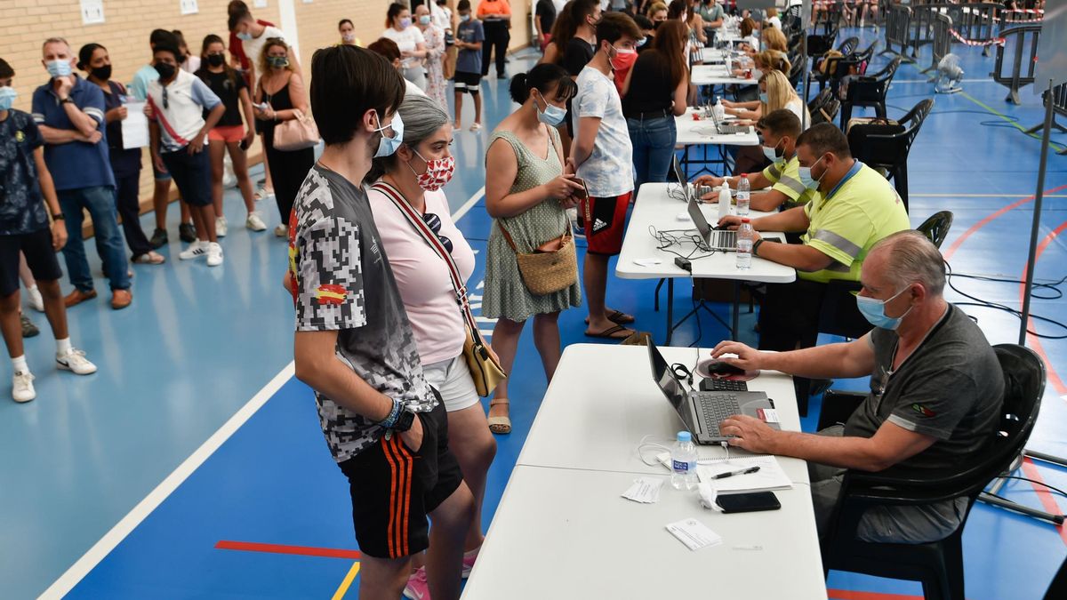 Varios jóvenes esperan a ser atendidos dentro de las instalaciones del Pabellón Jara Carrillo para vacunarse de la primera dosis de la vacuna Moderna, a 3 de agosto de 2021, en Alcantarilla, Murcia (España).