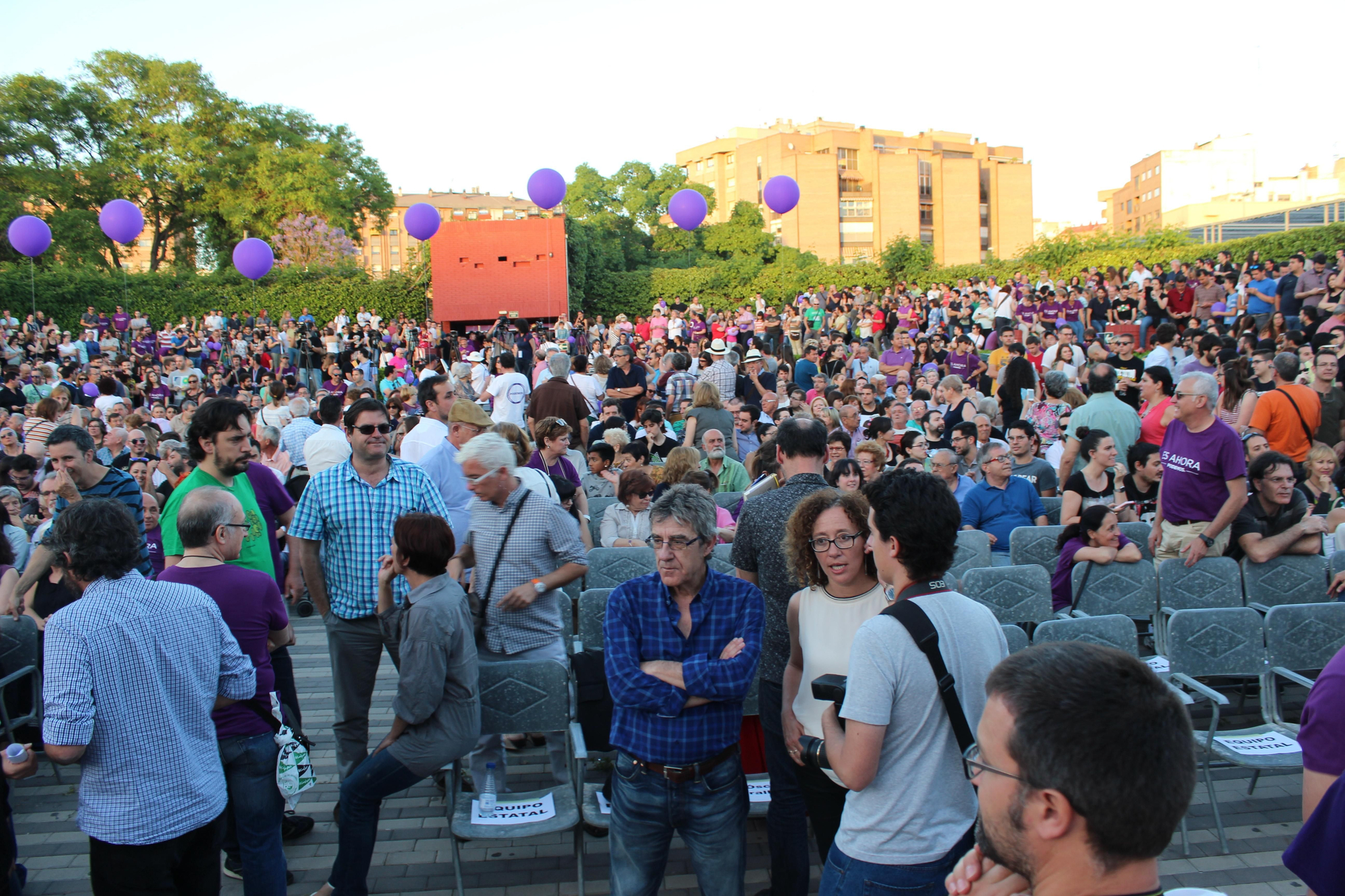 El púlbico asistente al acto de Podemos, antes de que diera comienzo / PSS