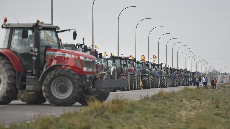 Decenas de tractores en tercera jornada protestas del campo en Huesca