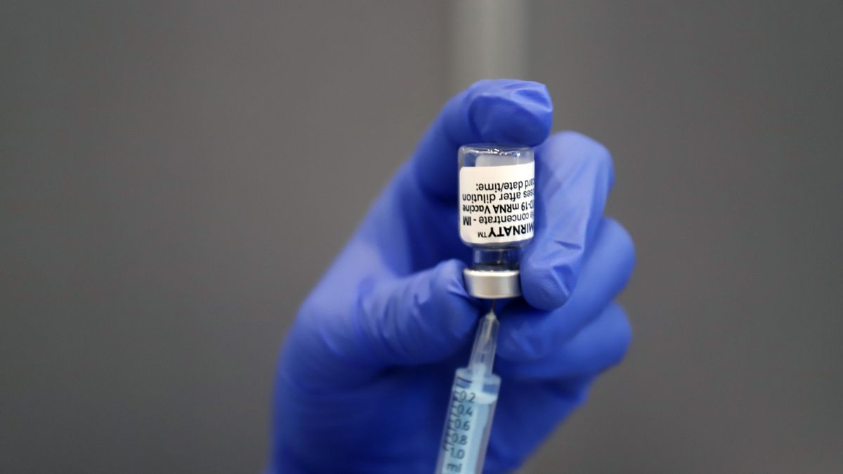 Un sanitario extrae la vacuna de un vial.