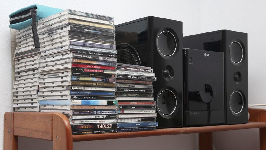 Un equipo de música y los discos que Yomaira pudo rescatar de su casa en Todoque