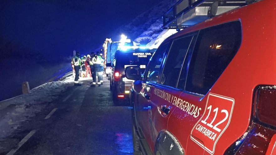 Fallecen cuatro jóvenes en un accidente de tráfico tras despeñarse su coche en el puerto cántabro de Lunada