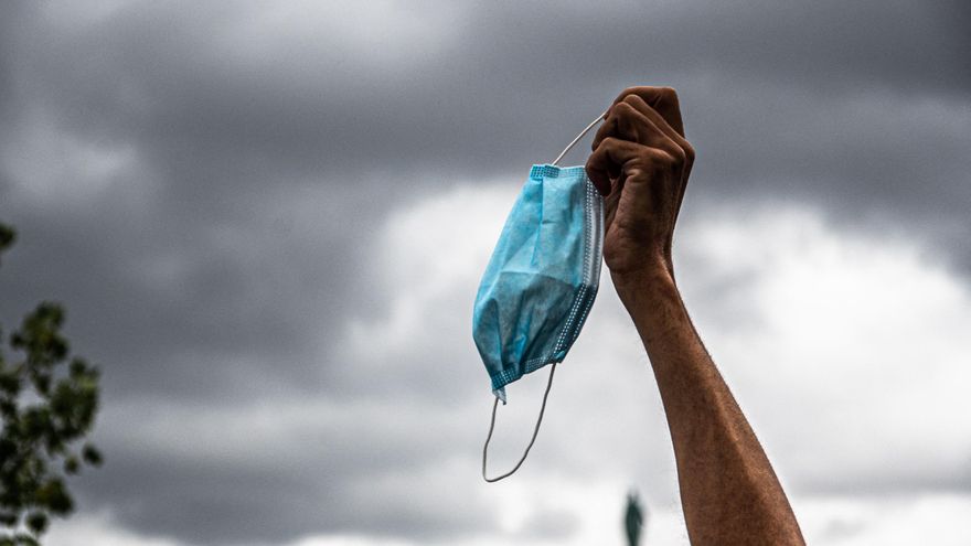 Enfermero alzando una mascarilla