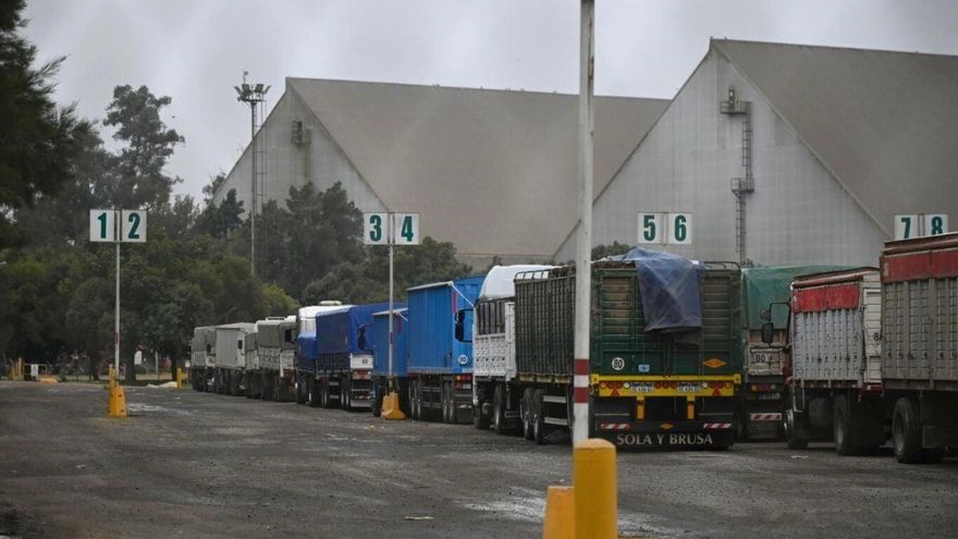 Sigue la huelga de aceiteros que paraliza la actividad del sector agroexportador y afecta a más de 10.000 camiones