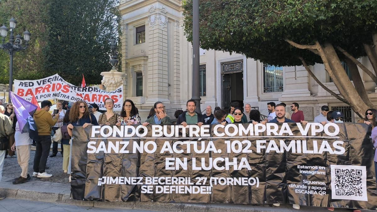 Concentración en la plaza de San Francisco para pedir que las VPO de Jiménez Becerril sean incorporadas al parque público del Ayuntamiento de Sevilla.