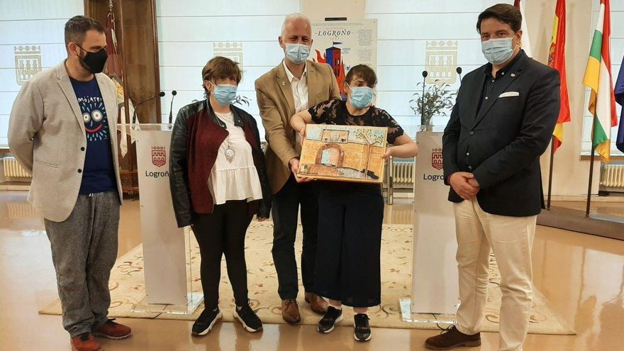 ASPRODEMA entrega al alcalde una cerámica conmemorativa del V Centenario