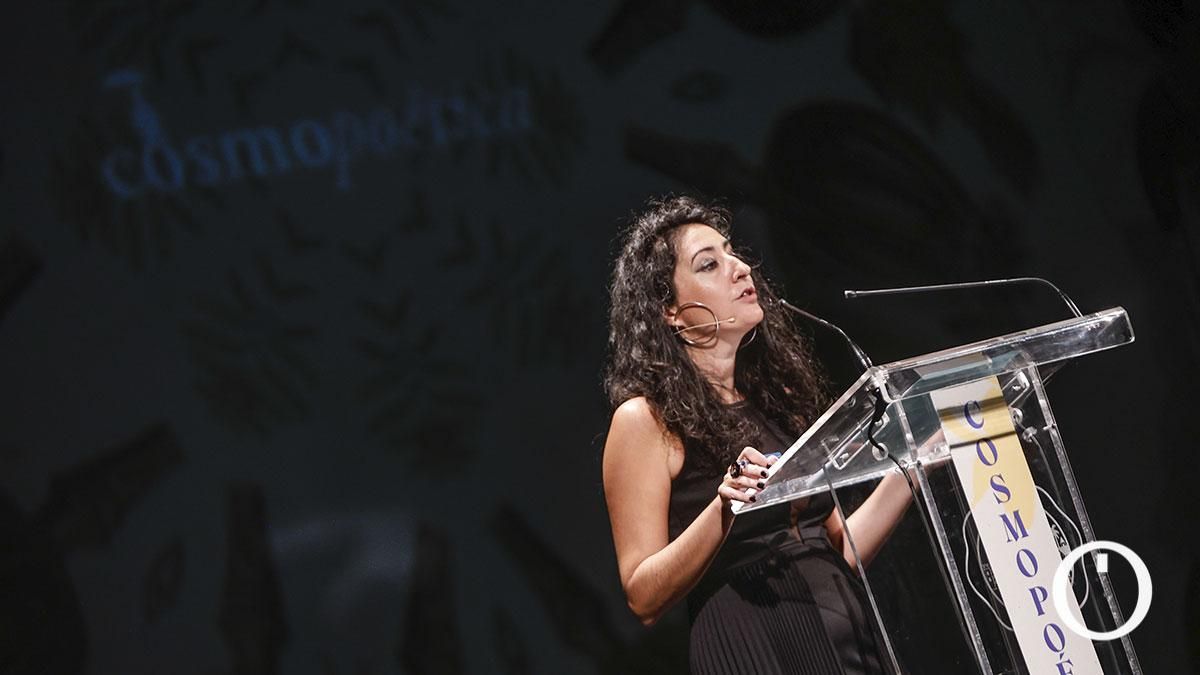 La directora de Cosmopoética, Azahara Palomeque, en la inauguración de Cosmopoética 2025 en el Teatro Góngora