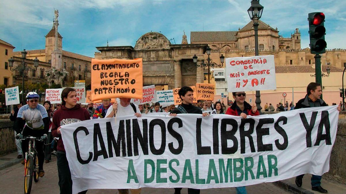 Manifestación de A Desalambrar en el Puente Romano en 2003.