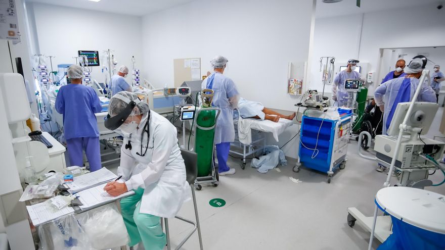 Personal médico trabaja en la Unidad de Cuidados Intensivos (UCI) del hospital de Clínicas, en Porto Alegre (Brasil). EFE/ Marcelo Oliveira/Archivo