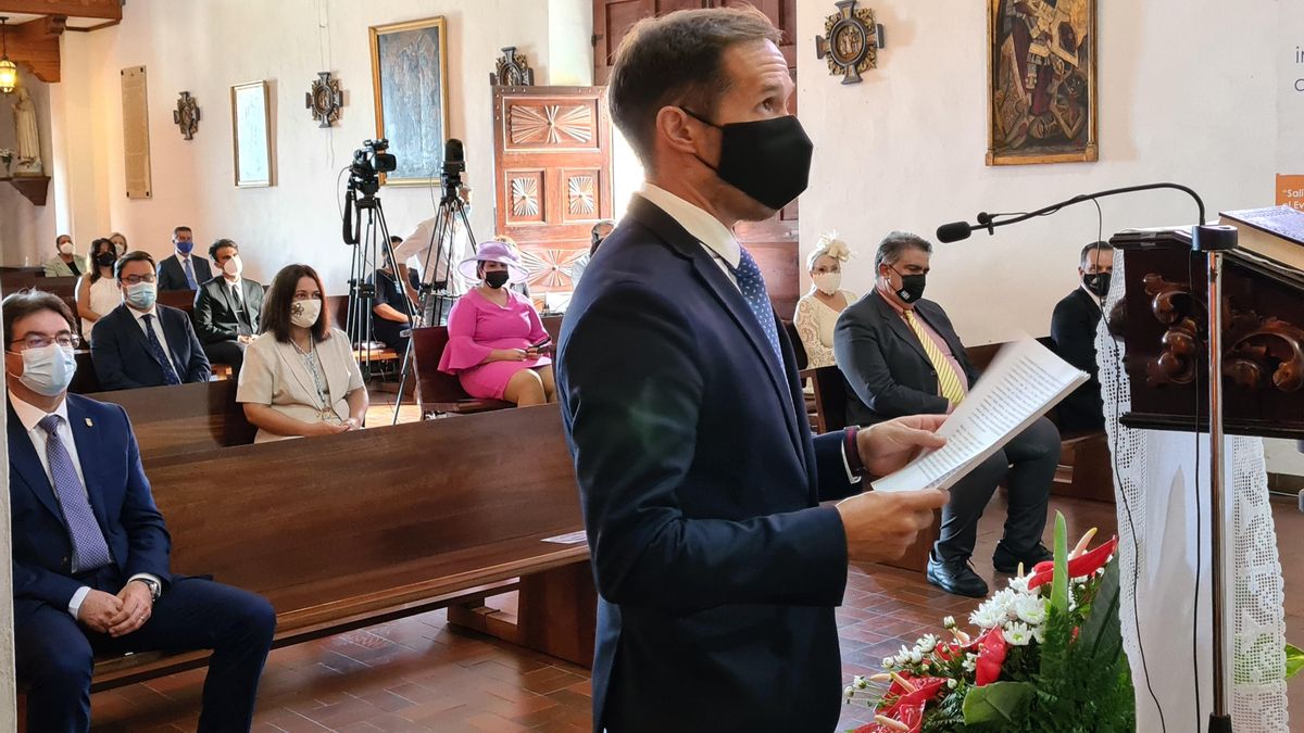 Mariano H. Zapata durante su ofrenda a San Miguel.
