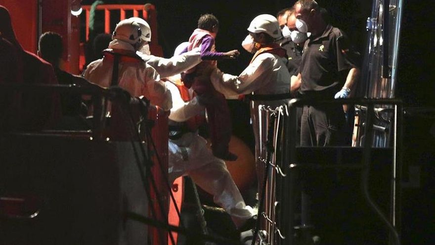 Buscan una patera con 27 personas, entre ellas 4 mujeres y 1 bebé, en Alborán