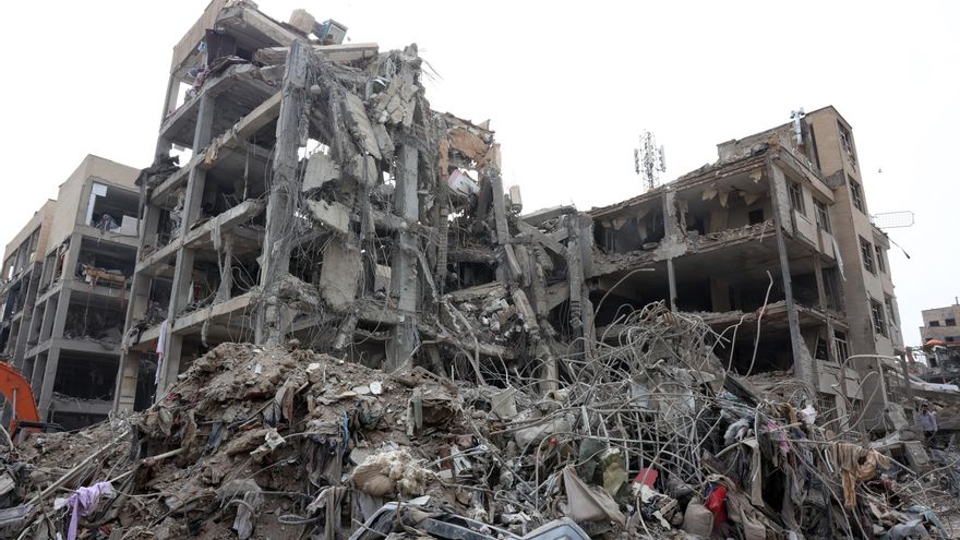 Vista de edificios residenciales dañados en el centro de Teherán, Irán.