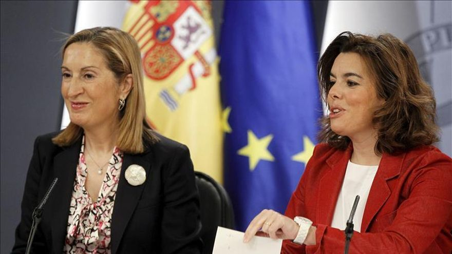 La ministra de Fomento junto a la vicepresidenta del Gobierno. EFE
