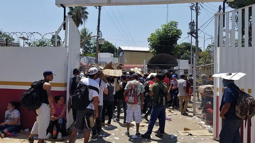 Agentes mexicanos desalojan a migrantes que irrumpieron en puerto fronterizo
