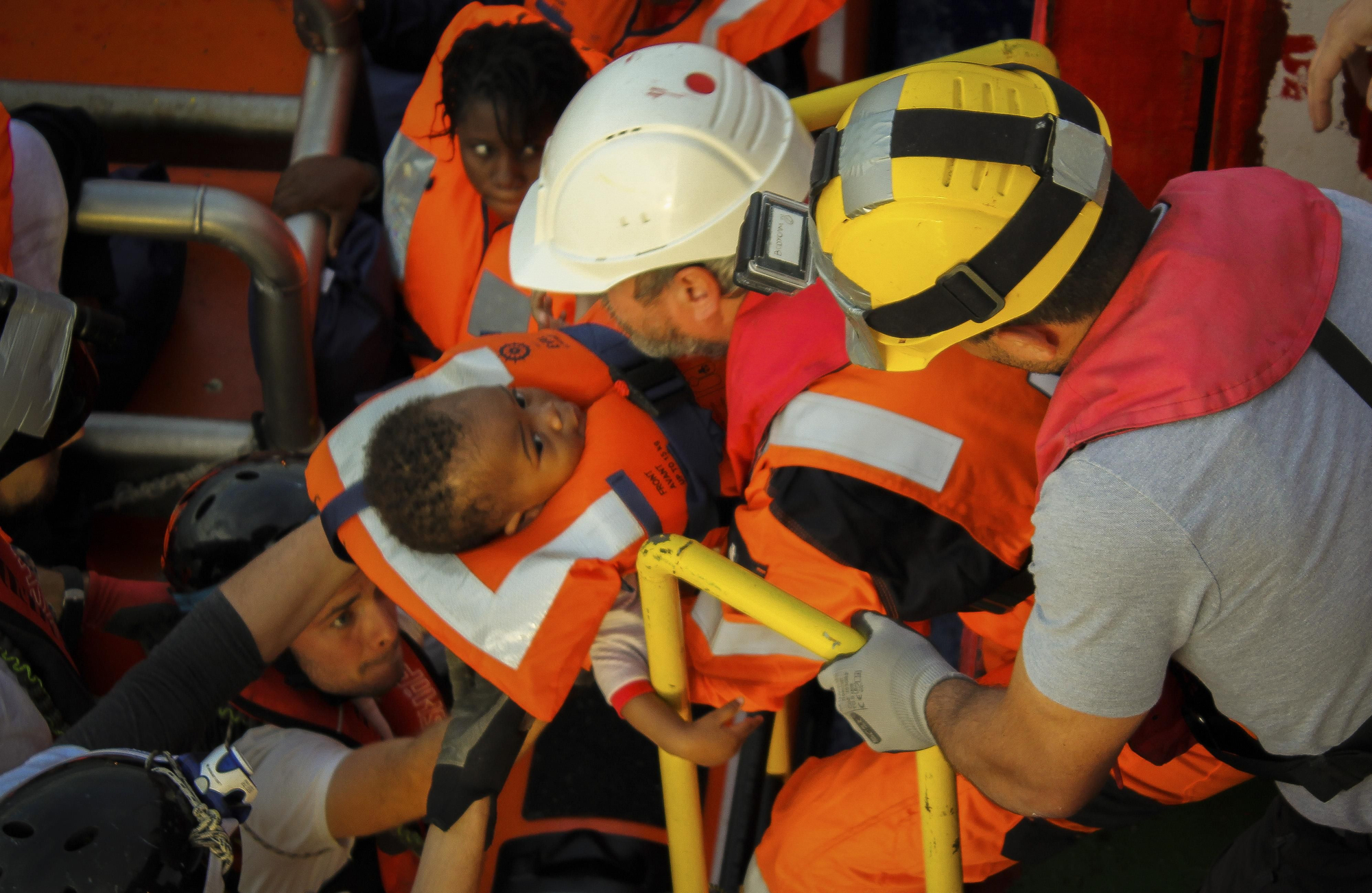 Save the Children traslada a los rescatados desde otro buque de búsqueda y rescate por la noche. A medida que amanece el equipo trae a las familias y los niños pequeños a bordo del Vos Hestia. Entre ellos está Sara (nombre ficticio), un bebé de Nigeria. | Foto: Miya Tajima-Simpson/Save The Children.