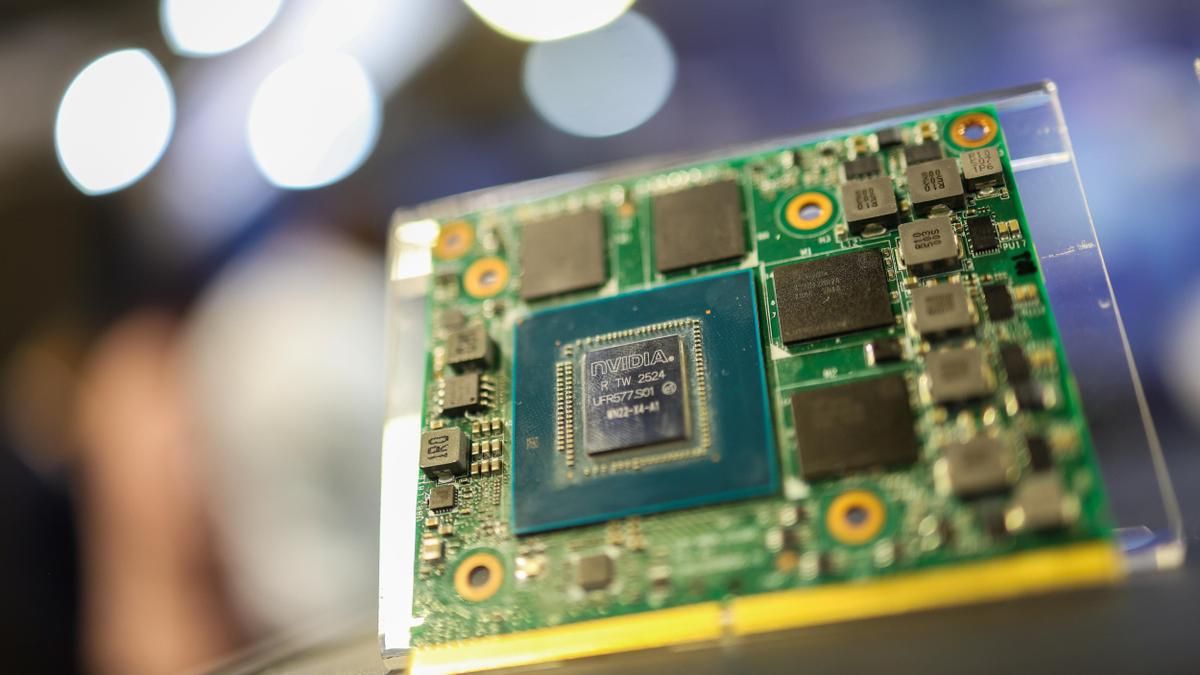 Un chip de Nvidia en la exhibición de inteligencia artificial IA EXPO 2026 en Taipei (Taiwán).