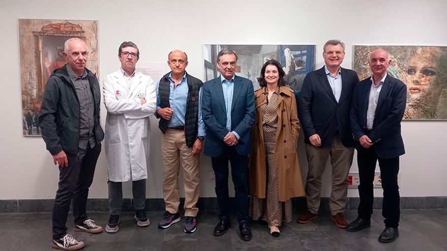 Inauguración muestra en Valdecilla de fotografías y esculturas de Chema Prieto sobre diferentes miradas en torno a la salud mental