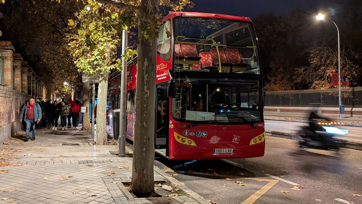Almeida asegura que Naviluz "agota" plazas con el subidón a 15 euros, pero no es cierto: a todas horas hay sitio libre