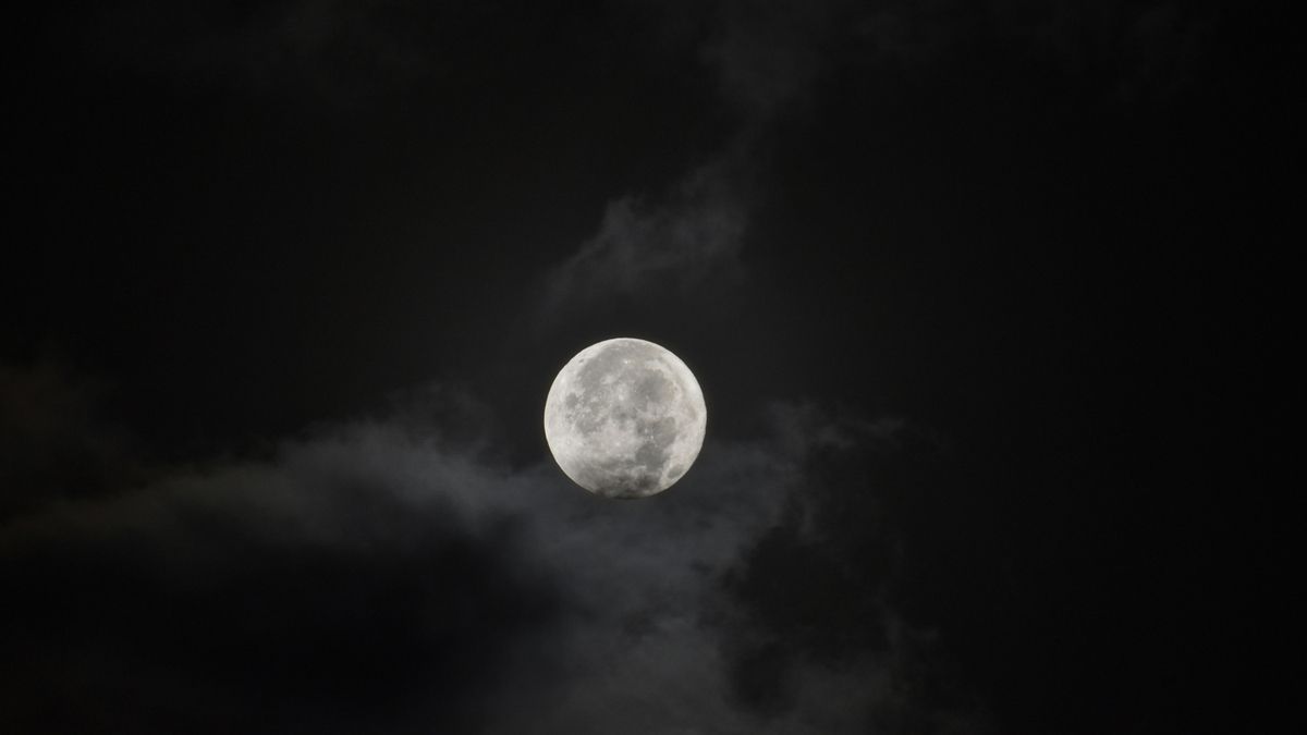 Luna llena agosto 2025: cuándo y cómo ver la Luna del Esturión
