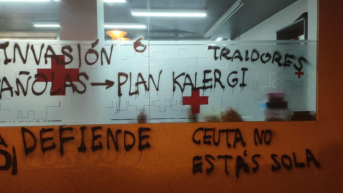Pintadas en la sede de Cruz Roja en Ferrol