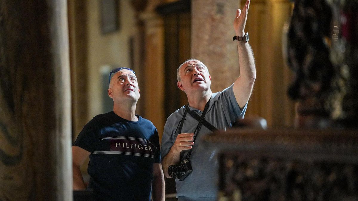 Turistas visitan la Mezquita-Catedral, donde se exponen los pasos que participaron en el Vía Crucis Magno.