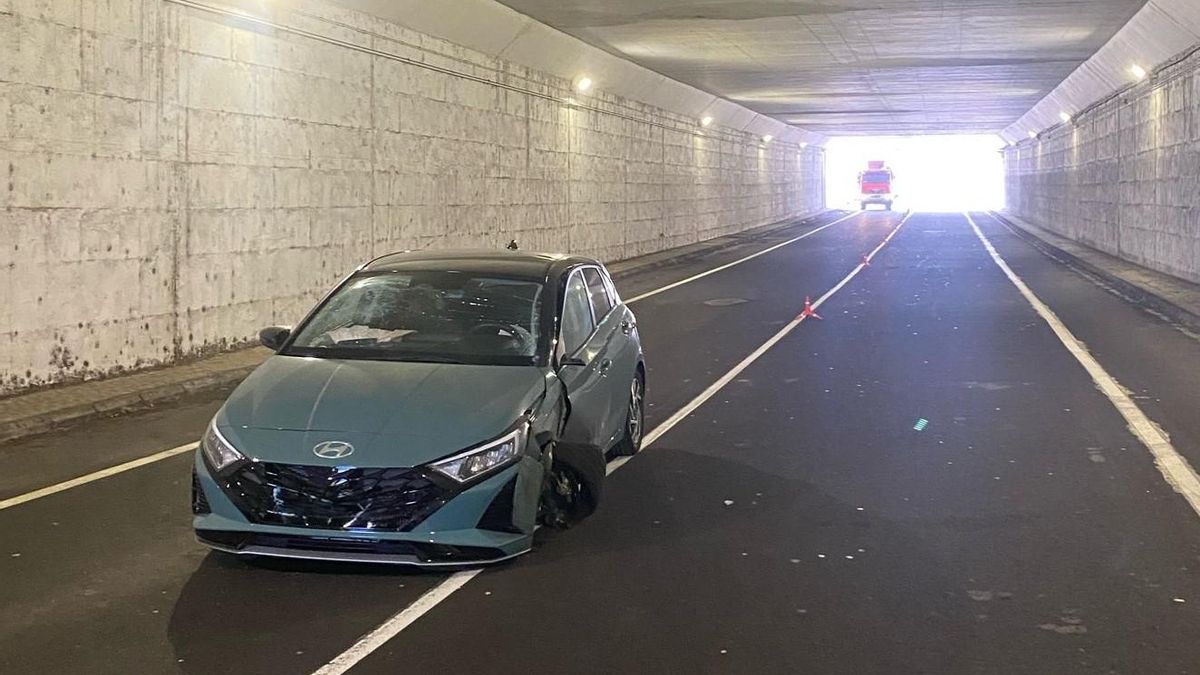 Uno de los vehículos accidentados en el interior del túnel que atraviesa la pista del aeropuerto  de La Palma.