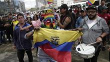 Un grupo de personas celebra con banderas tras el acuerdo alcanzado entre el presidente, Lenín Moreno, y el movimiento indígena en Quito.