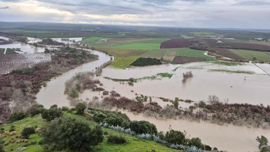Crecida del Guadalquivir a su paso por Almodóvar del Río.