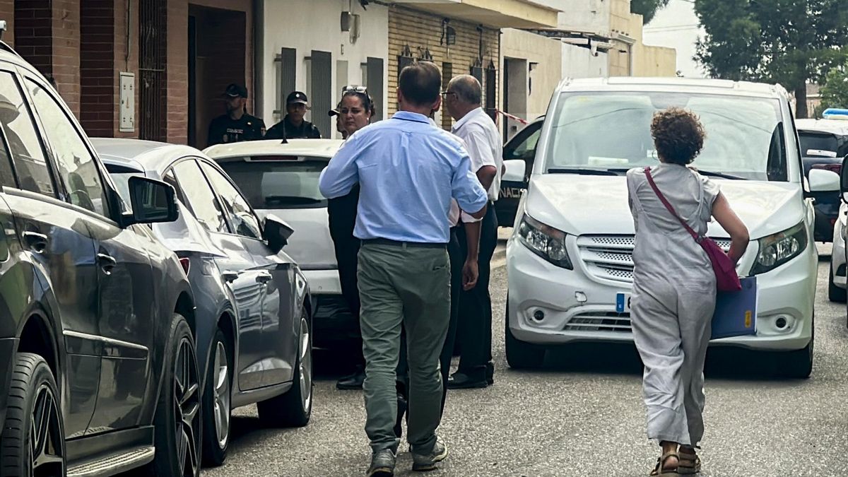 La Policía Nacional está investigando como un posible caso de violencia machista el hallazgo este domingo del cadáver de una mujer en el barrio de Valdezorras de Sevilla con signos de violencia. La mujer tenía 47 años y, al parecer, fue su pareja, que estaría detenido, la que avisó a los servicios de emergencia. EFE/ David Arjona
