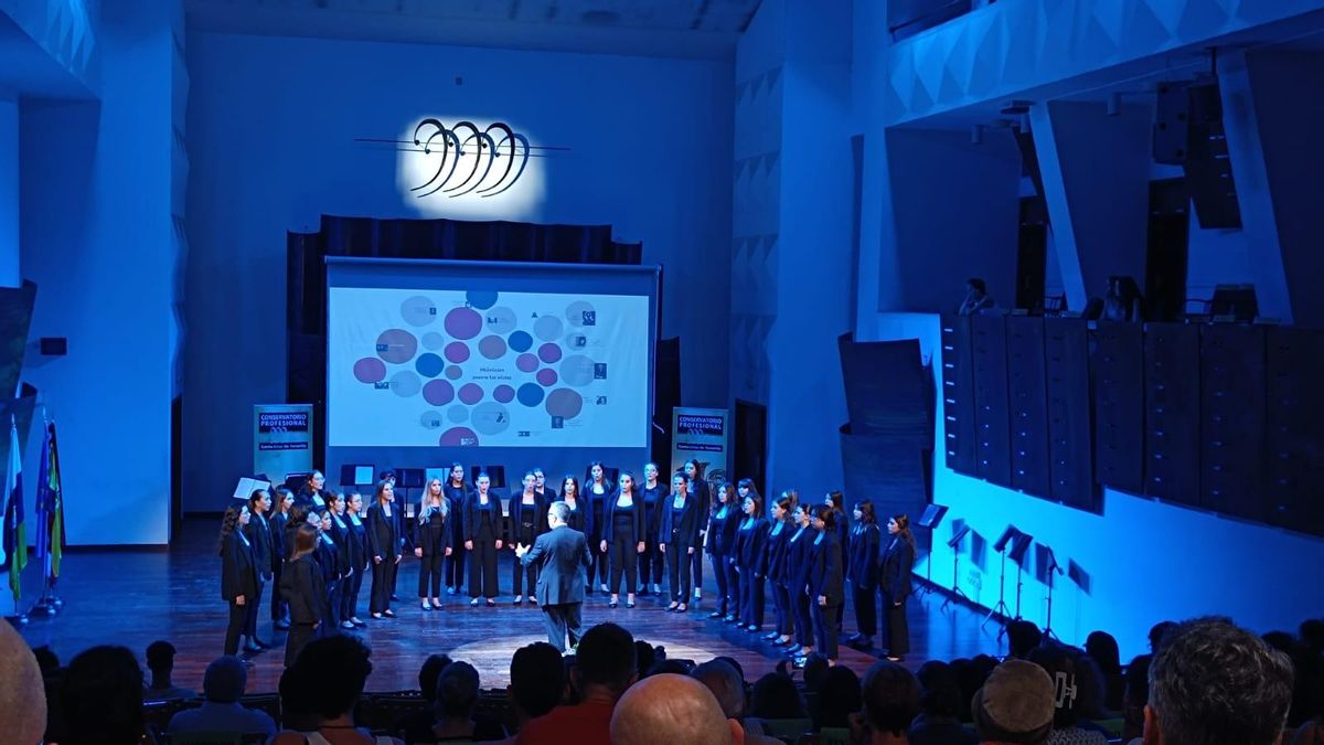 Coro de Voces Blancas, actuando en el inicio del curso en el Conservatorio de Música de Tenerife.