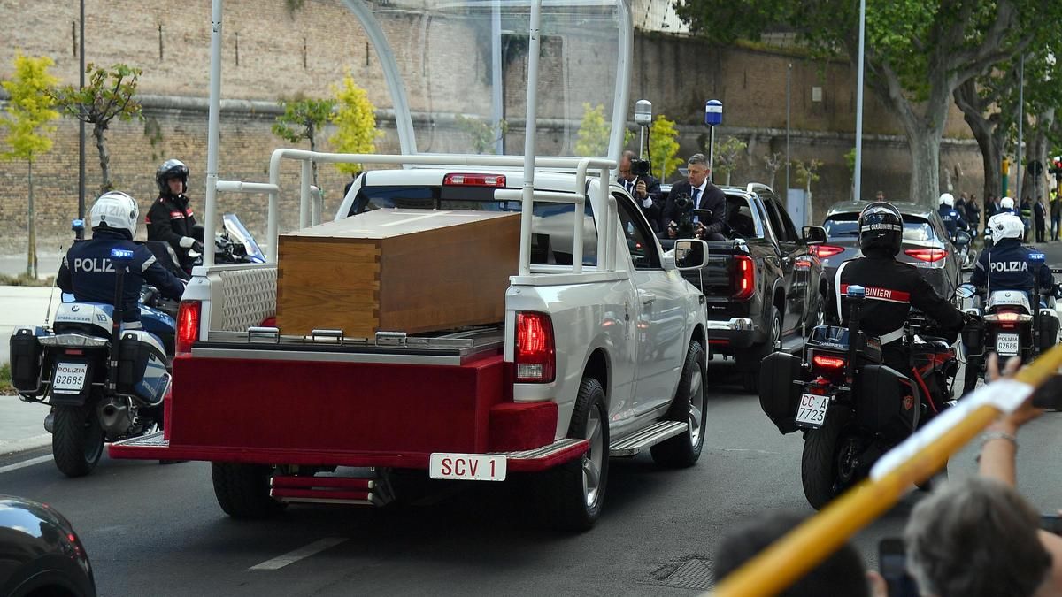 El papamóvil transporta el féretro de Francisco