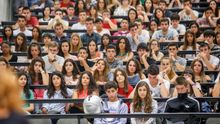 Las mujeres sacan menos rendimiento económico a su educación que los hombres: ellas estudian más pero cobran menos