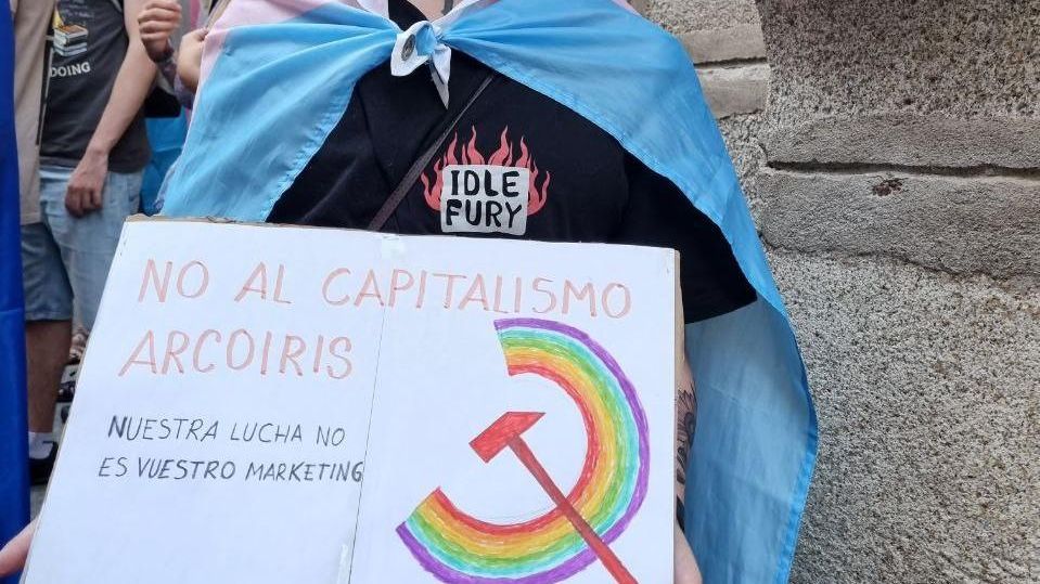 Participante en la manifestación del Orgullo en Toledo