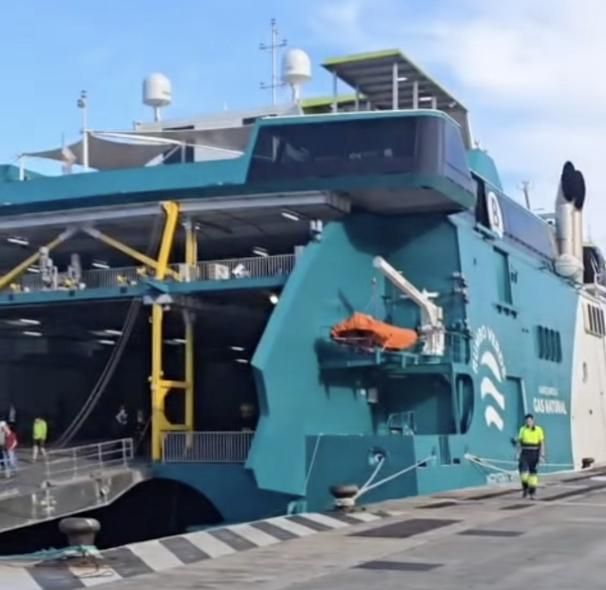El fast ferry ‘Mercedes Pinto’ de Baleària, el domingo 31 de mayo, en el puerto de Santa Cruz de La Palma.