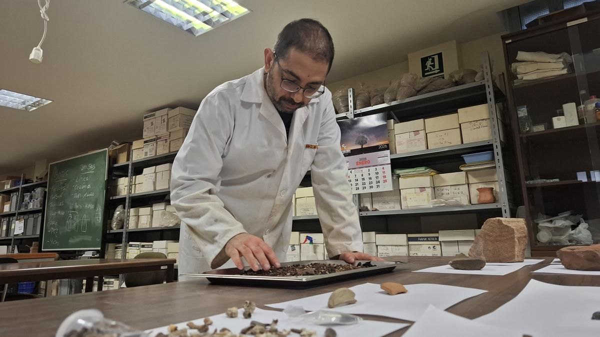 Eduardo González Gómez de Agüero, director de las excavaciones y profesor del Departamento de Historia de la Universidad de León.