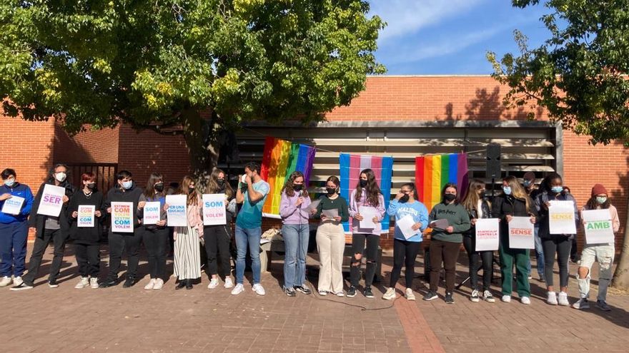Alumnos se solidarizan con el profesor valenciano que sufrió un ataque homófobo: "No queremos más agresiones"