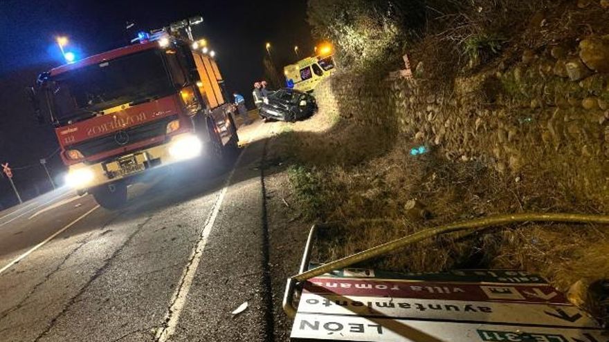 Los Bomberos de León tuvieron que intervenir para excarcelar a un conductor tras sufrir un accidente en Villaquilambre./ Foto: Bomberos de León