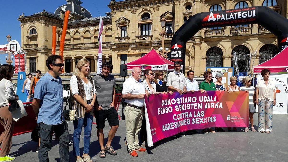 El Ayuntamiento de San Sebastián se concentra para rechazar las agresiones sexistas ocurridas en la ciudad