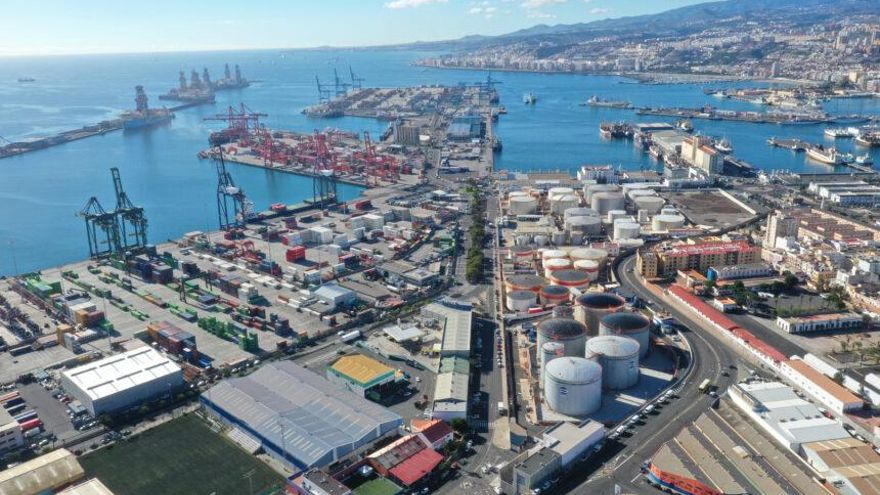 Ecologistas alertan de los riesgos para la salud y el medio ambiente de instalar la planta de gas prevista en el Puerto de La Luz