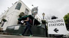 Un hombre llega a un colegio electoral de Londres el día del referéndum.