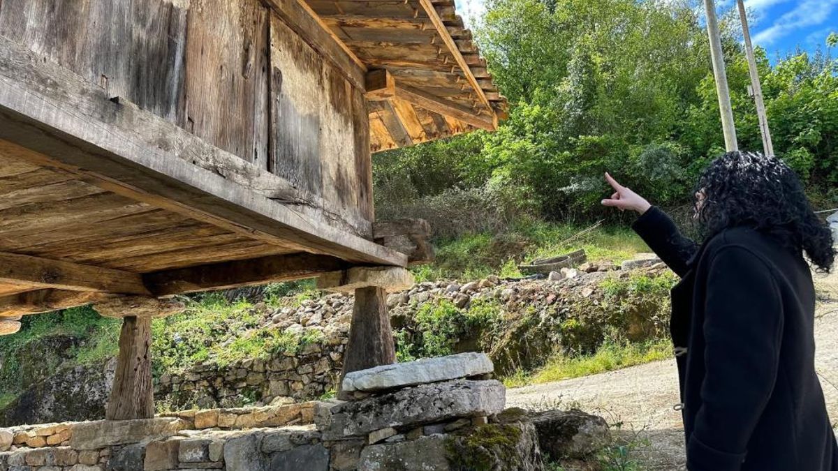 Una mujer delante de un hórreo en Asturias