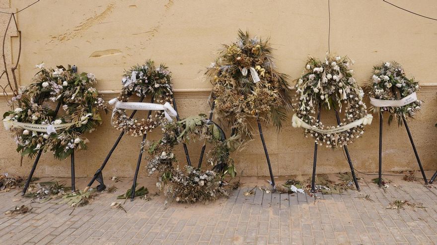 Ofrendas florales junto al Barranco del Poyo, mientras siguen los trabajos de limpieza y desescombro en Picanya (Valencia) tras la trágica riada del pasado 29 de octubre.