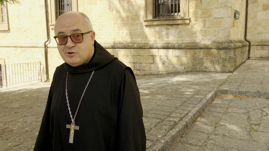 Juan Manuel Apesteguía, padre abad del monasterio de Leyre que ha pasado noche en el lugar junto a otros dos monjes, mientras que el resto han sido desalojados por el incendio forestal que afecta a la Sierra de Leyre.