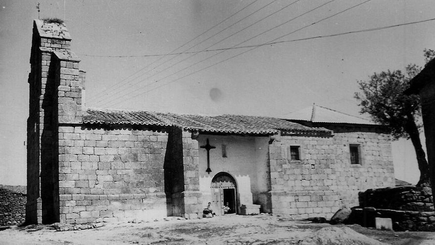La iglesia de Argusino, antes de la expropiación y demolición del municipio.