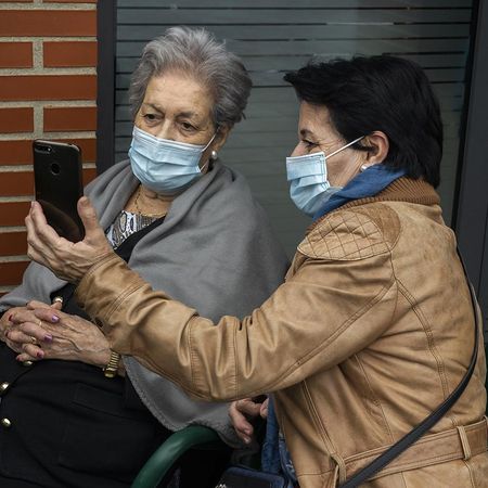 Raquel enseñándole a su madre algo en el móvil.