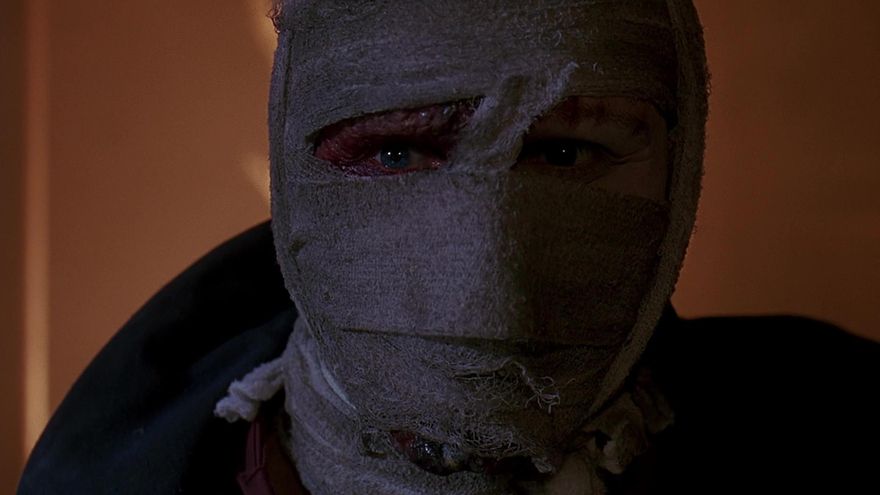 Un joven Liam Nesson aportó una mirada distintiva a este héroe trágico e iracundo