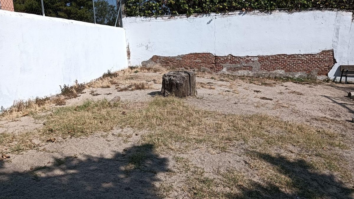 La presencia de cascotes bajo la arena del patio afecta a los pequeños de 2 a 3 años