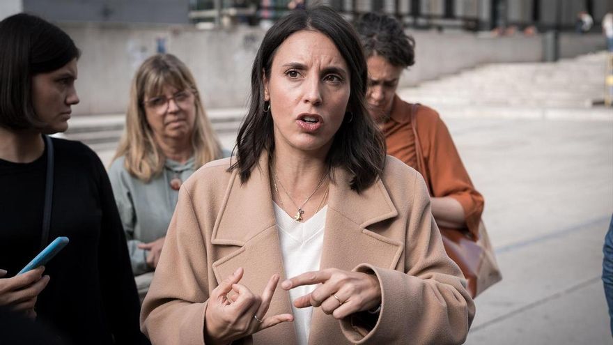 La secretaria general de Podemos, Irene Montero, atiende a los medios de comunicación, en la Plaza del Museo Nacional Reina Sofía, a 5 de octubre de 2026, en Madrid (España).