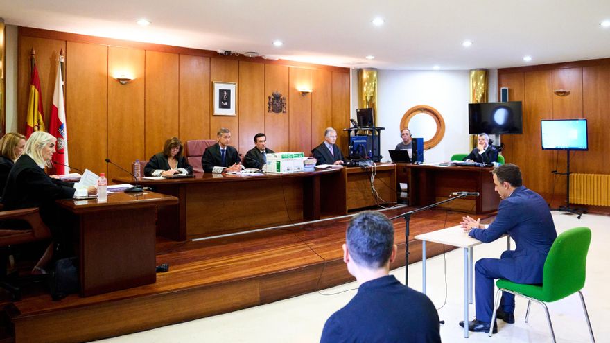 Archivo - El juez Luis Acayro (d) durante un juicio en la Sala de los Civil y Penal del TSJC, a 18 de octubre de 2022, en Santander, Cantabria (España).